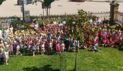 Cvjetni korzo u Županji, u dvori&scaron;tu Knjižnicefoto: Gradska knjižnica Županja
