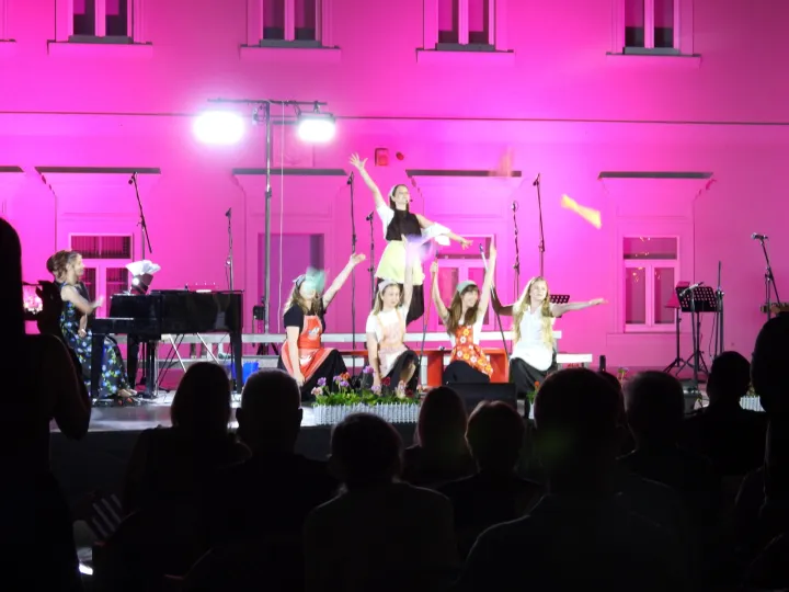 Glazbena &scaron;kola Požega: Najuspje&scaron;niji učenici održali koncert ispred katedrale, 2026