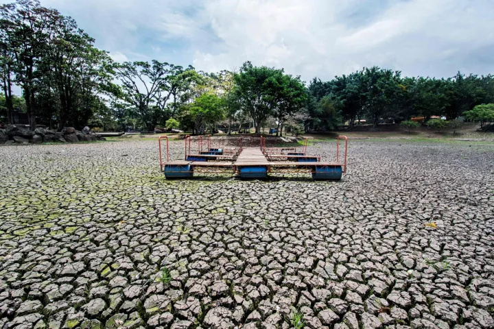 (FILES) View of a dock at the dried lake of the Peace Park in San Jose, on May 14, 2019. The lake was affected by droughts produced by El Nino phenomenon of 2019. There is an 80-percent chance of the warming El Nino phenomenon developing between June and August, increasing the risk of extreme weather events, the World Meteorological Organization said on June 2, 2026. (Photo by Ezequiel BECERRA/AFP)