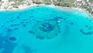 Zadar, 07.05.2023. - Arheolozi su pod morem kod Korčule prona&scaron;li cestu staru 7000 godina, priopćili su u nedjelju sa Sveučili&scaron;ta u Zadru. U podvodnim arheolo&scaron;kim istraživanjima potopljenog neolitičkog lokaliteta Soline na otoku Korčuli, arheolozi su prona&scaron;li ostatke koji su i njih iznenadili. Ispod naslaga morskog mulja otkrivena je cesta koja je spajala potopljeno prapovijesno naselje hvarske kulture s obalom otoka Korčule. Riječ je o pažljivo složenim kamenim pločama koje su bile dio komunikacije &scaron;iroke četiri metra koja je spajala umjetno stvoreni otok s obalom. foto HINA/ Sveučili&scaron;te u Zadru/ L. Bogdanić/ ml