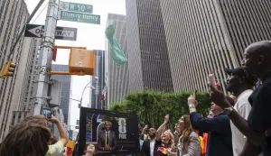 Brazilska nogometna legenda Pele i francuski nogometa&scaron; i trener Thierry Henry dobili su privremeno ulice sa svojim imenom u New Yorku koji im je na taj način odao počast uoči Svjetskog prvenstva. 