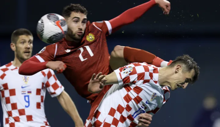 Zagreb, 21.11.2023 - Utakmica kvalifikacija za EURO između nogometa&scaron;a Hrvatske i Armenije. Na slici Ante Budimir, Nair Tiknizyan.foto HINA/ Damir SENČAR/ ds