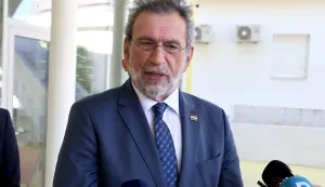 Zadar, 30.04.2026. - Ministar znanosti, obrazovanja i mladih Radovan Fuchs, koji je u radnoj posjeti Zadarskoj županiji, u pratnji župana Josipa Bilavera obi&scaron;ao je novu zgradu Medicinske &scaron;kole Ante Kuzmanića.Na fotografiji: Radovan Fuchs, Foto: HINAZvonko KUCELIN