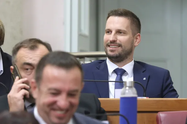 28.09.2023., Zagreb - Nakon iznenadne smrti zastupnika Hrvoja Simica danas se u Sabor vratio gradonacelnik Osijeka Ivan Radic. No to je zahtijevalo i jos jednu promjenu u zastupnickim klupama. Goran Ivanovic, zastupnik koji ga je do sada zamjenjivao, postao je danas rekorder po broju zamjena u mandatu jer je treci put mijenja izabranog zastupnika iz svoje izborne jedinice. Dan nakon konstituirajuce sjednice ovog saziva u klupe je sjeo kao zamjena tadasnje ministrice Natase Tramisak, a nakon njenog povratka u Sabor nastavio je obnasati duznost kao zamjena za Ivana Radica koji je zamrznuo mandat. Danas je, nakon sto je Radic aktivirao mandat, potvrdjen kao zamjena za preminulog Simica. Photo: Patrik macek/PIXSELL