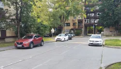 Na ulazu u Sjenjak iz Divaldtove ulice postoji cesta na kojoj vozači automobile parkiraju u dva od tri kolnička traka.