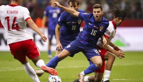 Var&scaron;ava, 15.10.2024 - Utakmica 4. kola Lige nacija između reprezentacija Poljske i Hrvatske na stadionu Narodowy u Var&scaron;avi. Na slici Martin Baturina, Ante Budimir, Maximillian Oyedele, Jakub Kiwior.foto HINA/ Danijel KASAP/ ds