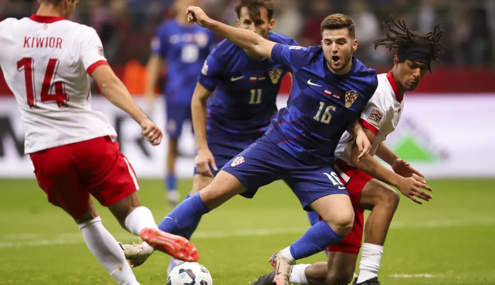 Var&scaron;ava, 15.10.2024 - Utakmica 4. kola Lige nacija između reprezentacija Poljske i Hrvatske na stadionu Narodowy u Var&scaron;avi. Na slici Martin Baturina, Ante Budimir, Maximillian Oyedele, Jakub Kiwior.foto HINA/ Danijel KASAP/ ds