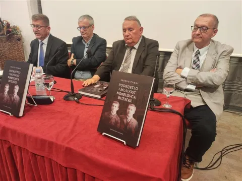 Vukovar - u kongresnoj dvorani Ružičkine kuće u Vukovaru svečano je predstavljena opsežna monografija "Podrijetlo i mladost nobelovca Ružičke" dr. sc. Srećka Tomasa, nedavno objavljena u nakladi Državnog arhiva u Vukovarulipanj 2026.