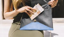  Krivotvorine u EU-u godi&scaron;nje uzrokuju gubitke od 12 milijardi eura u sektoru odjeće te 2,7 milijardi eura u sektorima torbica, nakita i satova, procjena je Ureda Europske unije za intelektualno vlasni&scaron;tvo (EUIPO). U Hrvatskoj ti gubici dosežu 108 milijuna eura u sektoru odjeće i dodatnih 31 milijun eura u sektorima torbi, nakita i satova. 