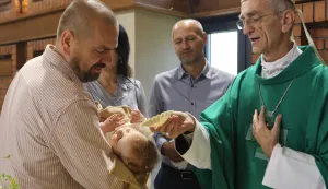 Osijek, 14. 06. 2026, Crkva Sv. Leopolda Bogdana Mandića, Kr&scaron;tenje 7. djeteta, Filip, u obitelji Dornjak. Djete je krstio Pomoćni biskup Mons. Ivan Ćurić.snimio GOJKO MITIĆ