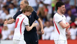 ORLANDO, FLORIDA - JUNE 10: Thomas Tuchel, Manager of England, hugs Anthony Gordon #18 of England after victory in the International Friendly match between England and Costa Rica at Inter&Co Stadium on June 10, 2026 in Orlando, Florida. Richard Pelham/Getty Images/AFP (Photo by Richard Pelham/GETTY IMAGES NORTH AMERICA/Getty Images via AFP)