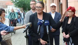 Osijek, 15. 06. 2026, Ispred HNK Osijek. Press: Možemo i SDP o osječkoj kulturi. Katarina Kruhonja, Ur&scaron;a Raukar - Gamulin, Goran Ku&scaron;ec, Vjeran Marija&scaron;ević i Violeta Pancer.snimio GOJKO MITIĆ