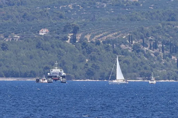 Stomorska, 14.06.2026. - U pomorskoj nesreći u nedjelju prijepodne između &Scaron;olte i Brača sudarili su se katamaran i jedrilica, izvijestila je splitsko-dalmatinska policija, a prema prvim informacijama ima ozljeđenih osoba. Na fotografiji katamaran i žurne službe. foto HINA/ Miroslav LELAS/ ml