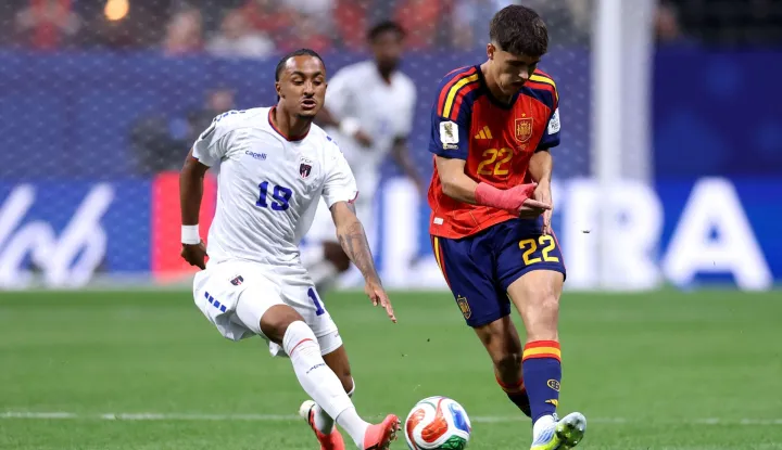 ATLANTA, GEORGIA - JUNE 15: Pau Cubarsi #22 of Spain passes the ball under pressure from Dailon Livramento #19 of Cabo Verde during the FIFA World Cup 2026 Group H match between Spain and Cabo Verde at Atlanta Stadium on June 15, 2026 in Atlanta, Georgia. Buda Mendes/Getty Images/AFP (Photo by Buda Mendes/GETTY IMAGES NORTH AMERICA/Getty Images via AFP)