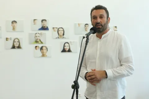 Osijek, 15. 06. 2026, KC, Izložba fotografija, Mladost, Dalibor Olujuć, (osma&scaron;i O&Scaron; Mladost). Otvorenje.Josip Jukić.snimio GOJKO MITIĆ