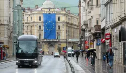 07.05.2026., Sarajevo, Bosna i Hercegovina - Povodom Dana Europe i 30 godina djelovanja EU u BiH, iznad spomenika Vjecna vatra postaveljena velika zastava Europske Unije. Photo: Armin Durgut/PIXSELL