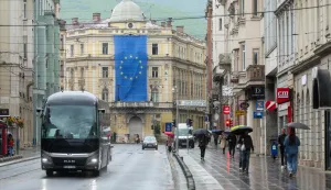 07.05.2026., Sarajevo, Bosna i Hercegovina - Povodom Dana Europe i 30 godina djelovanja EU u BiH, iznad spomenika Vjecna vatra postaveljena velika zastava Europske Unije. Photo: Armin Durgut/PIXSELL