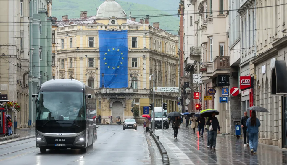 07.05.2026., Sarajevo, Bosna i Hercegovina - Povodom Dana Europe i 30 godina djelovanja EU u BiH, iznad spomenika Vjecna vatra postaveljena velika zastava Europske Unije. Photo: Armin Durgut/PIXSELL