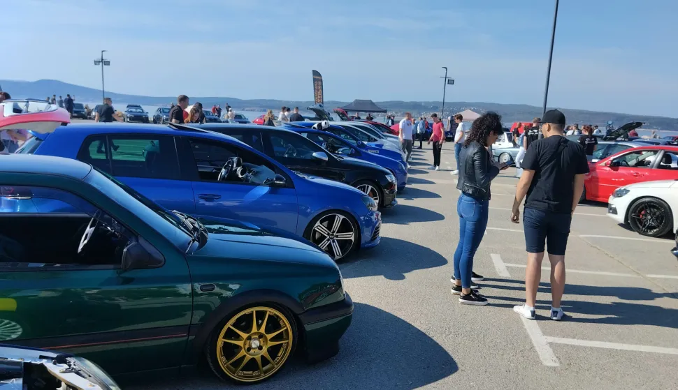 Crikvenica, 06.04.2024 - Veliko gradsko parkirali?te uz samo more, na predjelu ?Petak?, postalo je u subotu izlo?beni autosalon za 200 luksuznih automobila iz Austrije, Bosne i Hercegovine, Njema?ke, Srbije, ?vicarske i Hrvatske, i to u programu 'Opening of the Season ? tuning auto show'. foto HINA/ Franjo DERANJA/ ik