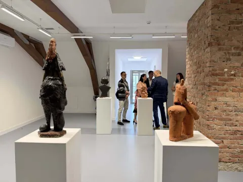 VINKOVCI - Održana je zavr&scaron;na konferencija projekta "Energetska obnova zgrade Galerije Slavka Kopača Vinkovci", koja je nakon četrdeset godina pro&scaron;la kroz temeljitu obnovu LIPANJ 2026.