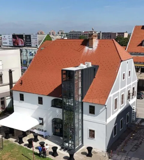 VINKOVCI - Održana je zavr&scaron;na konferencija projekta "Energetska obnova zgrade Galerije Slavka Kopača Vinkovci", koja je nakon četrdeset godina pro&scaron;la kroz temeljitu obnovu LIPANJ 2026.