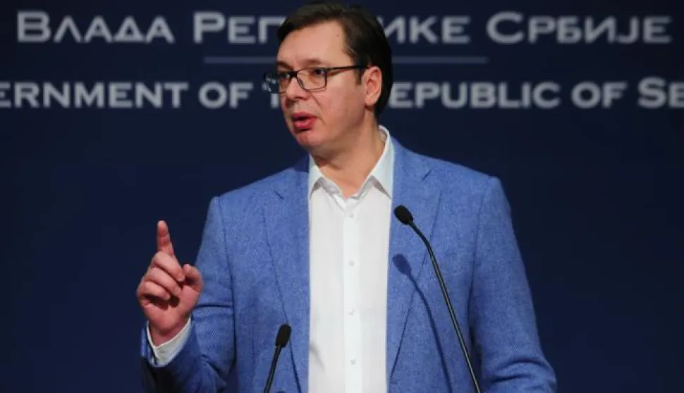 Beograd, 14.01.2017 - Srbijanski premijer Aleksandar Vučić izjavio je u subotu da je osobno traio zaustavljanje vlaka Beograd-Kosovska Mitrovica kako bi se izbjegli sukobi Srba i Albanca, nakon to je Pritina angairala policiju i poslala specijalce da kontroliraju putnike. Vlak, koji je jutros krenuo iz Beograda, oko 16,30 sati zaustavljen je u Rakoj na jugu Srbije, nakon to je na prijelazu Jarinje s Kosovom pojačan broj kosovskih policajaca. Na slici srbijanski premijer Aleksandar Vučić tijekom izjave za medije.foto HINA/ Tanjug/ Dimitrije Goll/ ds