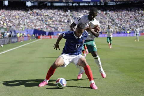 Soccer Football - FIFA World Cup 2026 - Group I - France v Senegal - New York/New Jersey Stadium, East Rutherford, New Jersey, U.S. - June 16, 2026 France's William Saliba in action with Senegal's Bamba Dieng REUTERS/Jeenah Moon Photo: JEENAH MOON/REUTERS