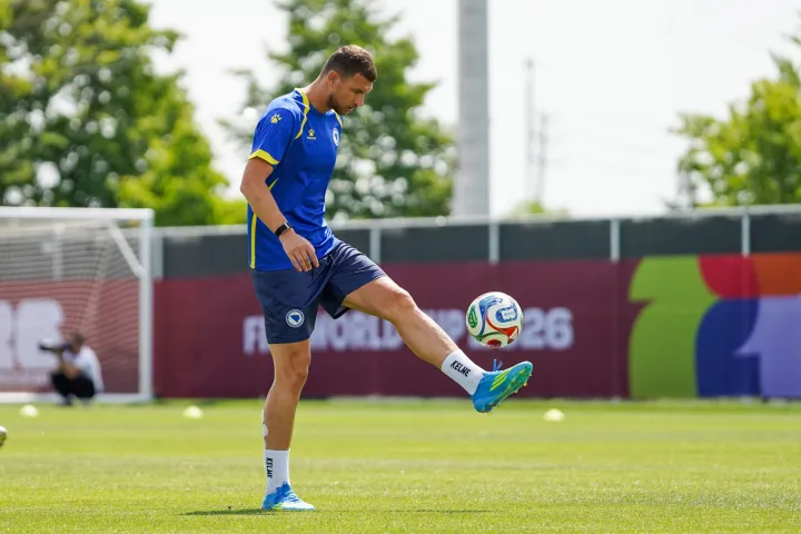 Edin DZEKO #11 of Bosnia and Herzegovina national football team warms-up during the training day ahead the 2026 FIFA World Cup Group B match against Canada at Centennial Park. on June 11, 2026 in Toronto, Canada. (Photo by Leonardo Ramirez/ Eyepix Group/Sipa USA) Photo: Eyepix/SIPA USA