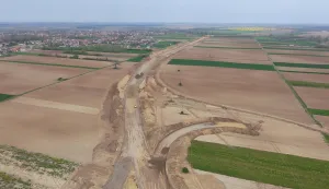 fotografija iz aktualne 4K snimke dronom radova na brzoj cesti Vinkovci &ndash; Vukovar (dionica čvor Vinkovci &ndash; čvor Nu&scaron;tar), snimljene u travnju 2026. godine