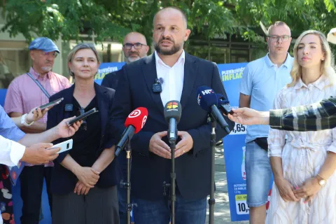 Osijek 17. 06. 2026, Trg slobode, kod Tiska. Press: SDP i Možemo o Plenkoviću i inflaciji. Sandra Benčić, Sini&scaron;a Hajda&scaron; Dončić i Sanja Radolović....snimio GOJKO MITIĆ