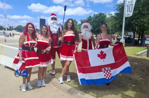 Dallas, 17.06.2026 - Hrvatski navijači ispred AT&T stadiona u Dallasu pred početak utakmice 1. kola L skupine Svjetskoga nogometnoga prvenstva Engleska - Hrvatska. Posebnu atrakcija predstavljao je hrvatski "Djed Mraz" i četiri "mrazice" koje su "zaledile" engleske navijače koji su se željeli fotografirati s njima.foto HINA/ Daniel KASAP/ ds