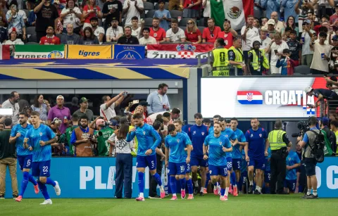 Dallas, 17.06.2026 - Hrvatski nogometa&scaron;i iza&scaron;li su na teren AT&T stadiona u Dallasu pred početak utakmice 1. kola L skupine Svjetskoga nogometnoga prvenstva Engleska - Hrvatska. Na slici Luka Vu&scaron;ković, Josip &Scaron;utalo, Duje Ćaleta-Car, Martin Baturina, Josip Stani&scaron;ić, Nikola Vla&scaron;ić, Petar Musa, Nikola Moro.foto HINA/ Daniel KASAP/ ds