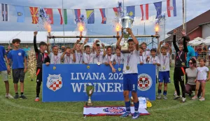 /Foto/ Naslov ponovno oti&scaron;ao u Dalmaciju: Na Livani su slavili mladi hajdukovaci