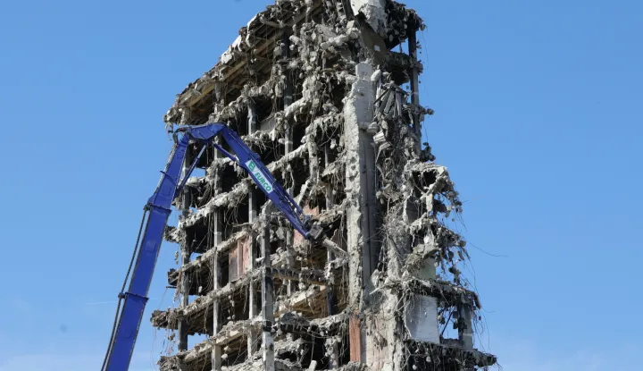 Zagreb,14.06.2026 - Ru&scaron;enje zagrebačkog nebodera Vjesnik nastavlja se prema planu, nakon &scaron;to je otklonjen kvar na dizalici i bageru koji su privremeno usporili radove..Foto HINA/Tomislav Pavlek/tp
