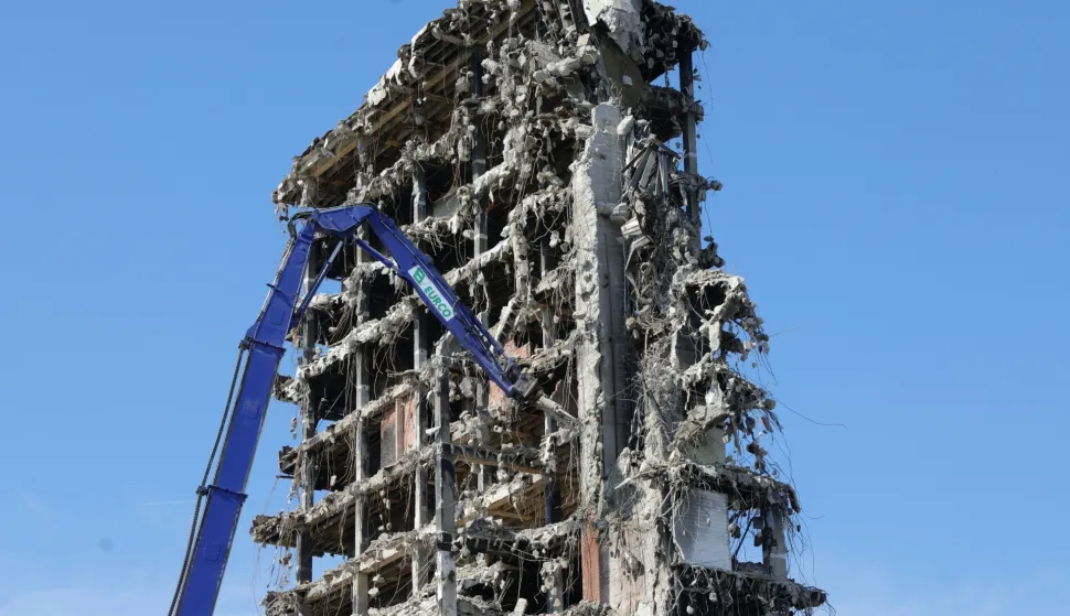 Zagreb,14.06.2026 - Ru&scaron;enje zagrebačkog nebodera Vjesnik nastavlja se prema planu, nakon &scaron;to je otklonjen kvar na dizalici i bageru koji su privremeno usporili radove..Foto HINA/Tomislav Pavlek/tp