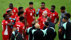 TORONTO, ONTARIO - JUNE 17: Thomas Christiansen, Head Coach of Panama, speaks to players at the hydration break during the FIFA World Cup 2026 Group L match between Ghana and Panama at Toronto Stadium on June 17, 2026 in Toronto, Ontario. Dan Mullan/Getty Images/AFP (Photo by Dan Mullan/GETTY IMAGES NORTH AMERICA/Getty Images via AFP)