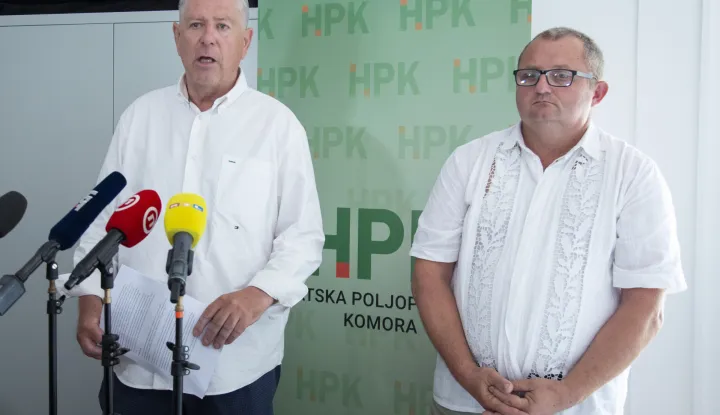Zagreb, 18.06.2026. - Hrvatska poljoprivredna komora je sazvala tematsku sjednicu Upravnog odbora na temu &scaron;teta od divljači na poljoprivrednim povr&scaron;inama, a uoči njenog početka predstavnici Komore dali su izjave za medije. Na slici (L-D) Željko Mihelić, Antun Golibović.foto HINA/ Sa&scaron;a KOLJAN/ sk