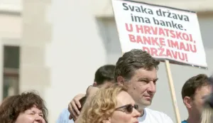 03.07.2015., Zagreb - Na Trgu sv. Marka odrzan je prosvjed Udruge Franak kojim su trazili osnivanje istraznog povjerenstva za slucaj Franak, donosenje zakona o povratu preplacenih kamata na osnovu presude Vrhovnog suda, zakona o ukidanju CHF valutne klauzule u postojecim kreditima te moratorij na ovrhe i delozacije do donosenja zakonske regulative. Photo: Patrik Macek/PIXSELL------dva stupca novosti