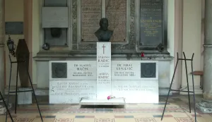 Zagreb: Delegacija na Mirogoju povodom Dana sjećanja na Stjepana Radića i lipanjske žrtve 20.06.2018., Zagreb - Izaslanik predsjednika Sabora Ante Sanader i zastupnici Zarko Tusek, Kazimir Varda te Branko Hrg polozili su vijenac i zapalili svijece na groblju Mirogoj povodom Dana sjecanja na Stjepana Radica i lipanjske zrtve. rrPhoto: Sanjin Strukic/PIXSELL 