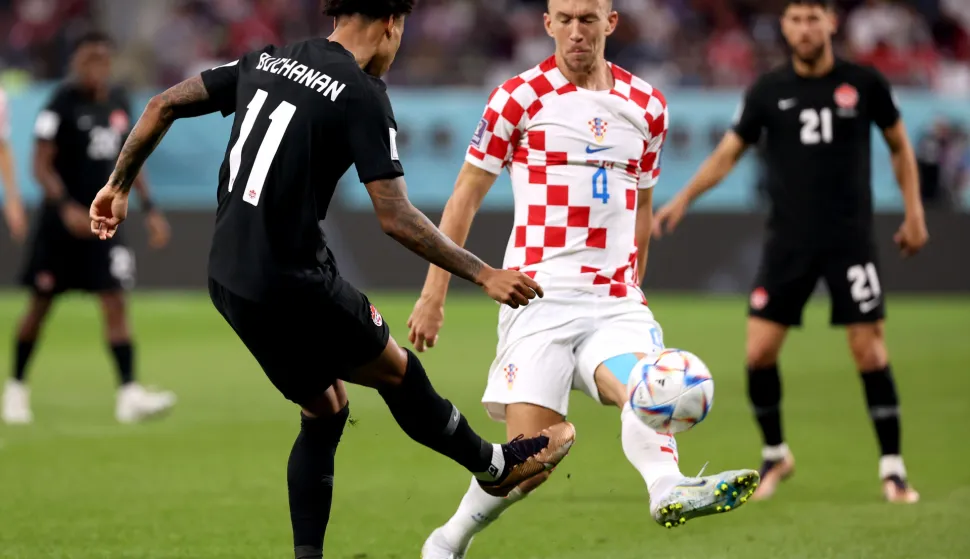 Doha, 27.11.2022. - Utakmica 2. kola F skupine SP-a Katar 2022 Hrvatska - Kanada na stadionu Khalifa. Na slici Marcelo Brozović, Ivan Peri&scaron;ić. foto HINA/ Damir SENČAR/ dk