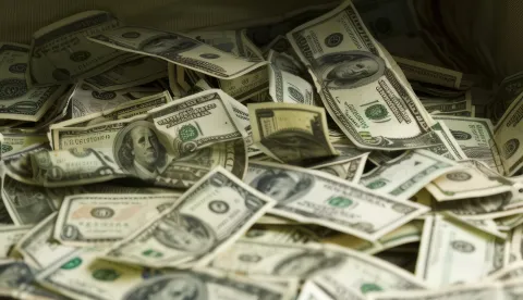 photo of open metal briefcase with money spilling out, with hands hurriedly collecting the bills --chaos 9 --ar 2:3 --style raw --stylize 99 Job ID6ce7148c-9dfd-477c-b613-d6b2cae1727dnovac dolar euro freepik ilustracija