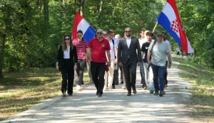 Sisak, 22.06.2026 - Obilje?avanje Dana antifa?isti?ke borbe uSpomen-parku Brezovica, piovodom 85. obljetnice osnivanja Prvog sisa?kog partizanskog odreda i prve antifa?isti?ke borbene jedinice u ovom dijelu Europe. Na slici izaslanstvo SDP-a. foto HINA/ Nikola BLA?EKOVI?/ ik