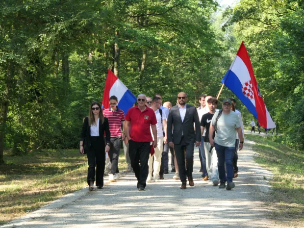 Sisak, 22.06.2026 - Obilje?avanje Dana antifa?isti?ke borbe uSpomen-parku Brezovica, piovodom 85. obljetnice osnivanja Prvog sisa?kog partizanskog odreda i prve antifa?isti?ke borbene jedinice u ovom dijelu Europe. Na slici izaslanstvo SDP-a. foto HINA/ Nikola BLA?EKOVI?/ ik