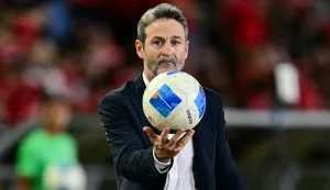 (FILES) Panama's Danish coach Thomas Christiansen gestures during the 2026 FIFA World Cup Concacaf qualifier football match between Panama and El Salvador at the Rommel Fernandez Stadium in Panama City on November 18, 2025. Panama heads to its second World Cup aiming to defy expectations and advance from the group stage, with a squad lacking big stars and facing Harry Kane?s England, Luka Modric?s Croatia and Ghana (Photo by MARTIN BERNETTI/AFP)