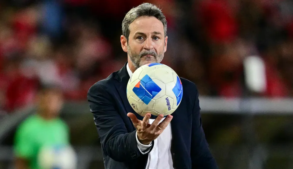 (FILES) Panama's Danish coach Thomas Christiansen gestures during the 2026 FIFA World Cup Concacaf qualifier football match between Panama and El Salvador at the Rommel Fernandez Stadium in Panama City on November 18, 2025. Panama heads to its second World Cup aiming to defy expectations and advance from the group stage, with a squad lacking big stars and facing Harry Kane?s England, Luka Modric?s Croatia and Ghana (Photo by MARTIN BERNETTI/AFP)