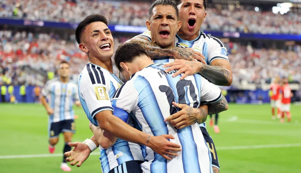 ARLINGTON, TEXAS - JUNE 22: Lionel Messi #10 of Argentina celebrates with teammates after scoring his team's first goal during the FIFA World Cup 2026 Group J match between Argentina and Austria at Dallas Stadium on June 22, 2026 in Arlington, Texas. Charlotte Wilson/Getty Images/AFP (Photo by Charlotte Wilson/GETTY IMAGES NORTH AMERICA/Getty Images via AFP)