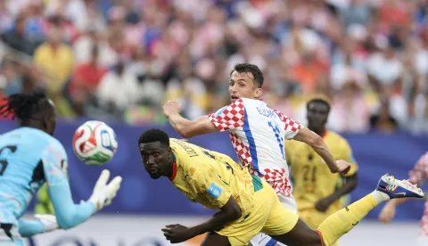 Philadelphia, 28.06.2026 - Utakmica trećeg kola skupine L Svjetskog nogometnog prvenstva Hrvatska - Gana na Lincoln Financial Field stadionu u Philadelphiji. Na slici Ante Budimir, Derrick Luckassen, Benjamin Asare.foto HINA/ Daniel KASAP/ ds