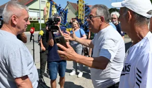 Rokovci, 23.06.2026. - Sindikat zaposlenih u poljoprivredi Slavonije i Baranje, u suradnji s drugim poljoprivrednim udrugama, organizira konferenciju za medije u Rokovcima na koju poljoprivrednici stižu s traktorima i radnim strojevima kako bi upozorili na ignoriranje od nadležnih institucija. foto HINA/Gordan Panić