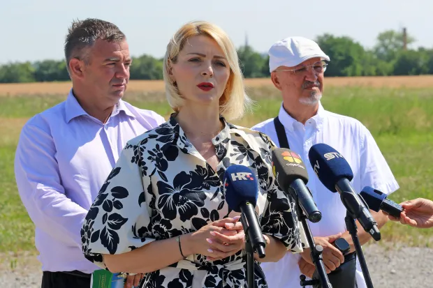 Osijek, 23. 06. 2026, GC Osijek, press SDP ispred Gospodarskog Centra Osijek, Sanja Bježančević, Goran Ku&scaron;ec, Ivana Ribarić Majanović. Sanja Bježančević i Goran Ku&scaron;ec.snimio GOJKO MITIĆ