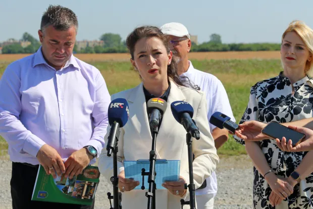 Osijek, 23. 06. 2026, GC Osijek, press SDP ispred Gospodarskog Centra Osijek, Sanja Bježančević, Goran Ku&scaron;ec, Ivana Ribarić Majanović. Ivana Raibarić Majanović, Goran Ku&scaron;ec, Sanja Bježančević.snimio GOJKO MITIĆ